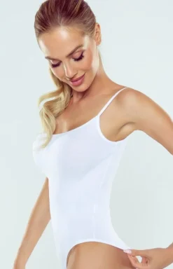 Białe body damskie na wąskich ramiączkach Paola