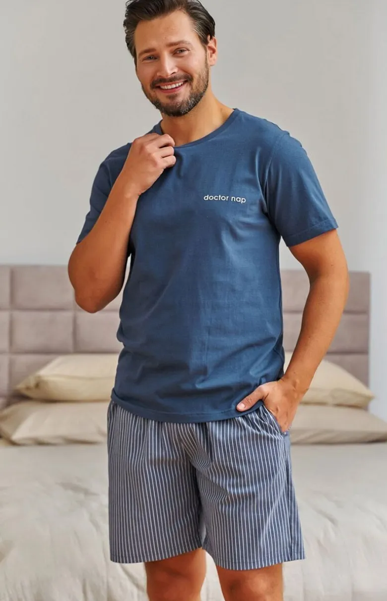 Doctor Nap niebieska piżama męska z szortami w paseczki PMB.7424.DENIM_BLUE