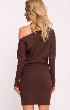 MOE Moda - Prążkowana sukienka mini z odkrytymi ramionami brązowa M818