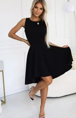 Numoco Moda - Wieczorowa sukienka z dłuższym tyłem czarna 575-1